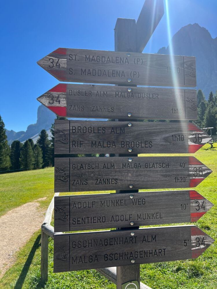 señales de madera en la montaña Refugio de Odle
